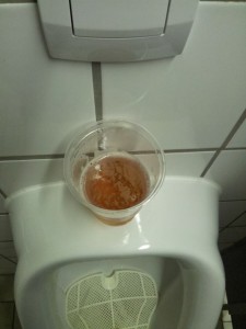 Bier im Becher, Urinal